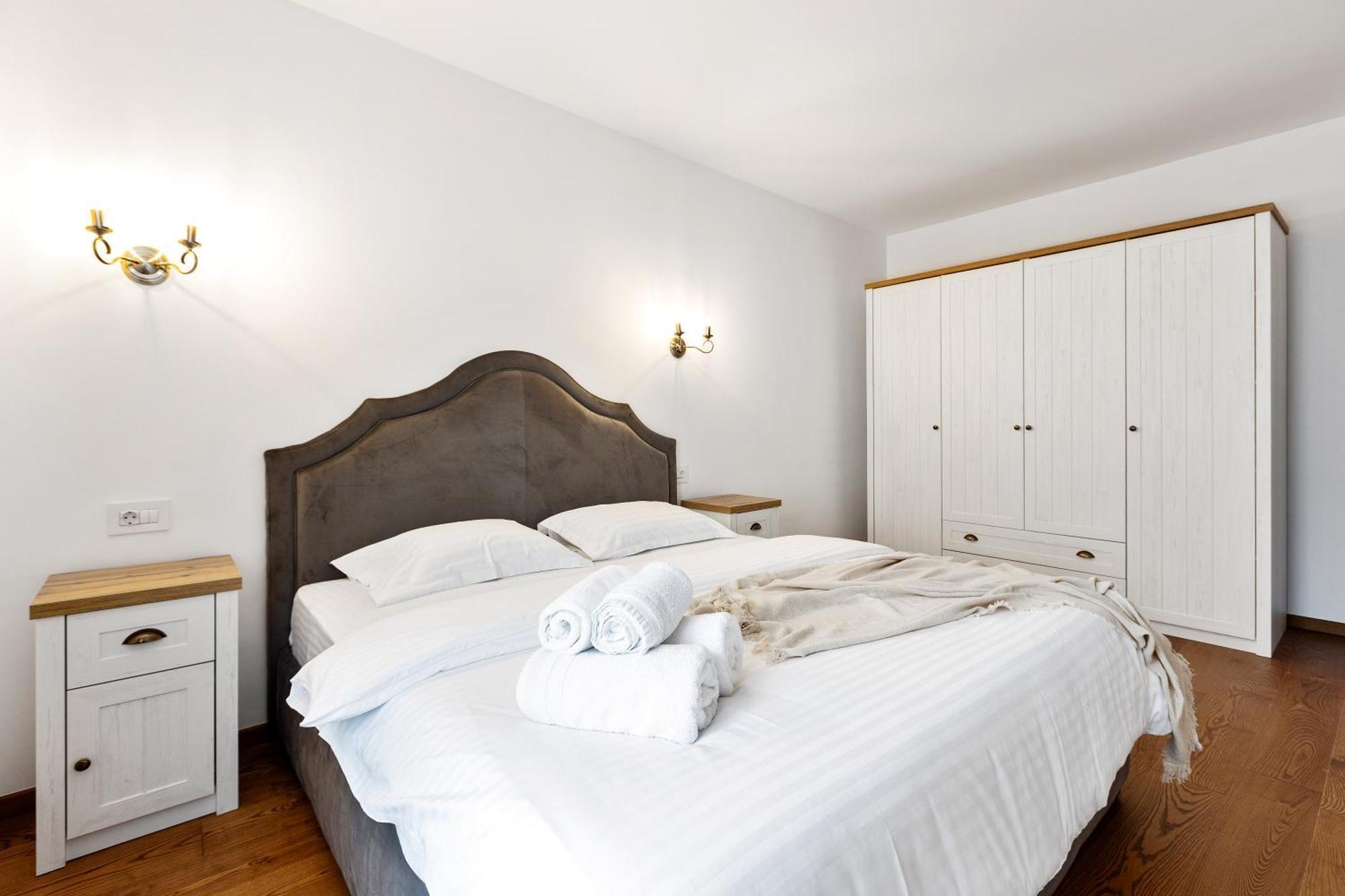 Peak Aparthotel - Old Town - By Cityhost 브라쇼브 외부 사진